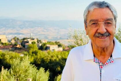 Photo de Said SADI, homme politique algérien, en costume, regard tourné vers l'objectif.