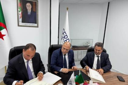 Cérémonie d'installation d'Ali Boulaâras comme PDG de Serport, aux côtés du secrétaire général du ministère des Transports et de Riad Hadjal, siège du groupe Serport, Algérie.