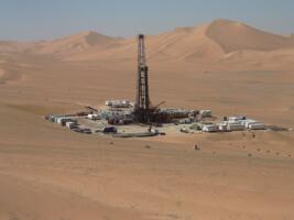Derrick de forage pétrolier dans le désert, photo d'illustration