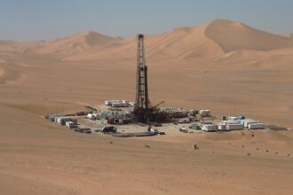 Derrick de forage pétrolier dans le désert, photo d'illustration