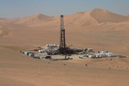 Derrick de forage pétrolier dans le désert, photo d'illustration