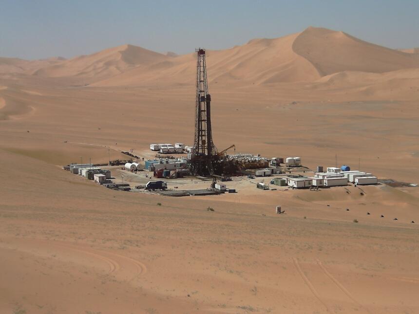 Derrick de forage pétrolier dans le désert, photo d'illustration