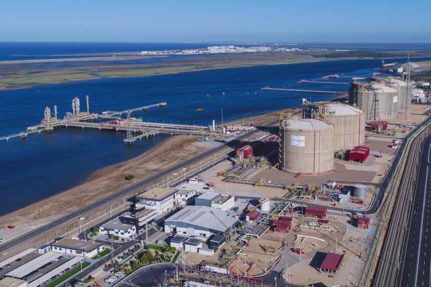 Vue aérienne du terminal de regazéification de gaz naturel liquéfié d'Enagás en Espagne, avec ses cuves de stockage et son quai portuaire.