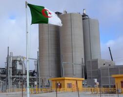 Silos de l'usine de ciment Amouda en Algérie, filière concernée par la taxe carbone européenne