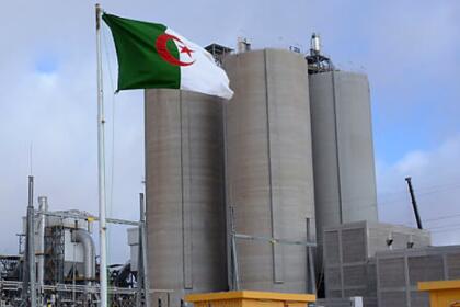 Silos de l'usine de ciment Amouda en Algérie, filière concernée par la taxe carbone européenne