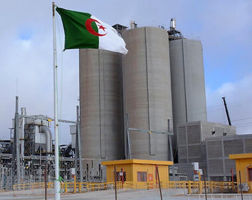 Silos de l'usine de ciment Amouda en Algérie, filière concernée par la taxe carbone européenne