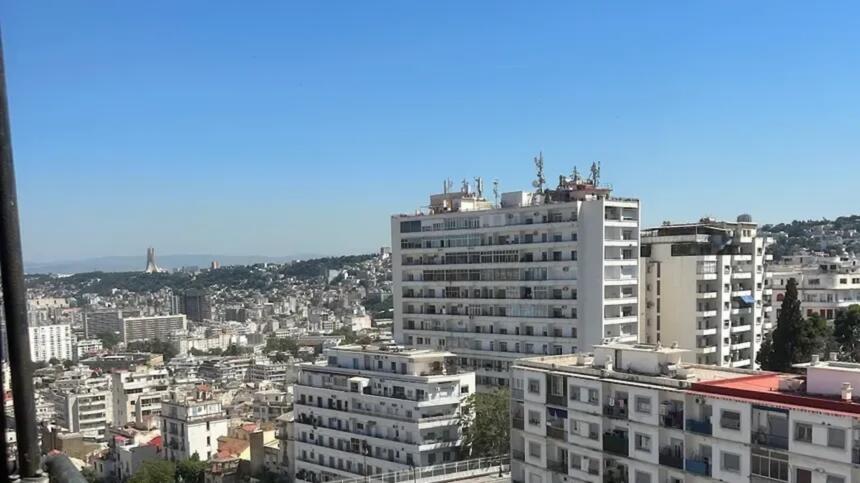 Vue sur des immeubles résidentiels à Alger, illustrant la densité du marché locatif