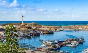 Port de pêche et phare dans une zone d'expansion touristique en Algérie