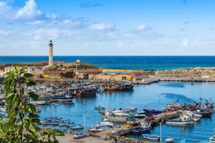 Port de pêche et phare dans une zone d'expansion touristique en Algérie