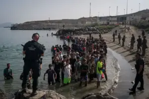 سبتة: مهاجرون يواجهون جنوداً إسباناً