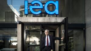 Fatih Birol devant l'entrée du siège de l'Agence internationale de l'énergie à Paris