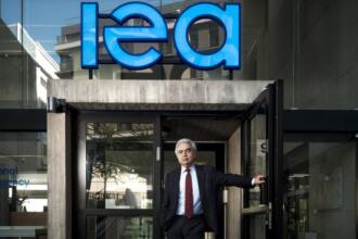 Fatih Birol devant l'entrée du siège de l'Agence internationale de l'énergie à Paris