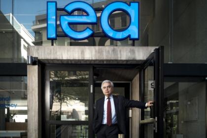 Fatih Birol devant l'entrée du siège de l'Agence internationale de l'énergie à Paris