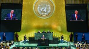 Donald Trump s'exprime à la tribune de l'Assemblée générale de l'ONU, le 22 septembre 2026, avec son image retransmise sur les écrans géants de la salle.