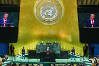 Donald Trump s'exprime à la tribune de l'Assemblée générale de l'ONU, le 22 septembre 2026, avec son image retransmise sur les écrans géants de la salle.