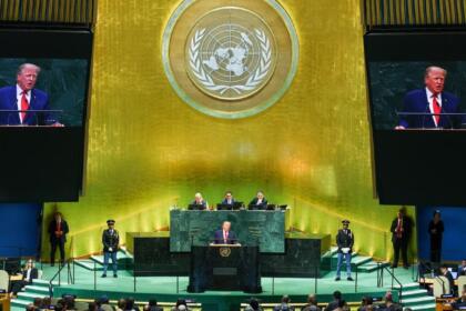 Donald Trump s'exprime à la tribune de l'Assemblée générale de l'ONU, le 22 septembre 2026, avec son image retransmise sur les écrans géants de la salle.