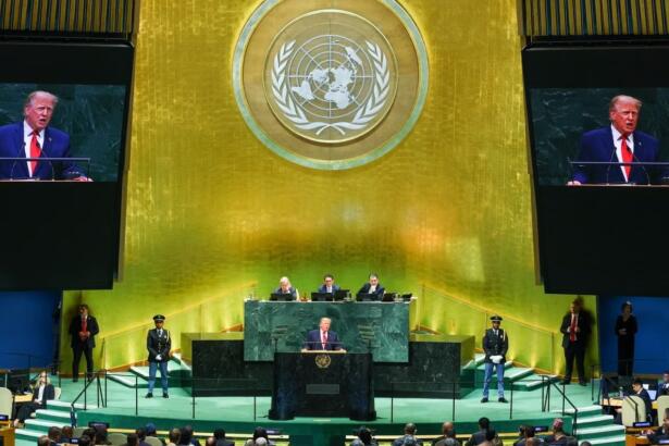 Donald Trump s'exprime à la tribune de l'Assemblée générale de l'ONU, le 22 septembre 2026, avec son image retransmise sur les écrans géants de la salle.