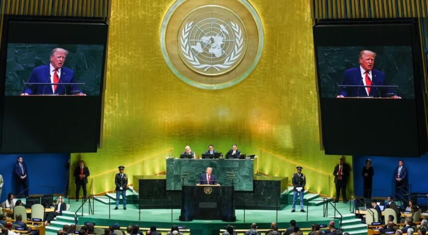Donald Trump s'exprime à la tribune de l'Assemblée générale de l'ONU, le 22 septembre 2026, avec son image retransmise sur les écrans géants de la salle.