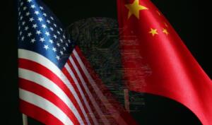 Illustration des drapeaux américain et chinois, symbole des tensions technologiques entre Washington et Pékin