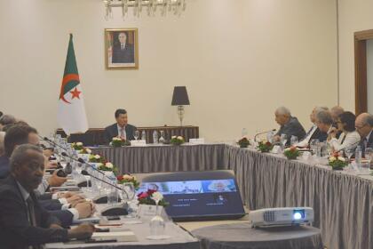 Réunion du Haut Conseil de la communauté scientifique nationale à l'étranger, avec des membres présents en salle et d'autres en visioconférence