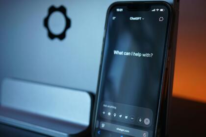 Application ChatGPT ouverte sur un smartphone, illustrant l'usage informel de l'IA en entreprise en Algérie