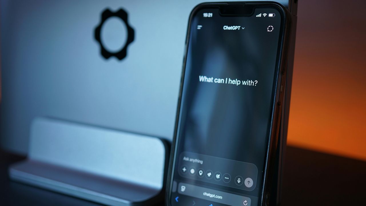 Application ChatGPT ouverte sur un smartphone, illustrant l'usage informel de l'IA en entreprise en Algérie