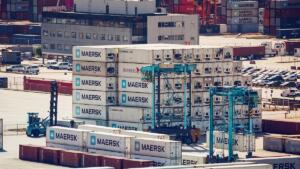Empilements de conteneurs Maersk et cavaliers gerbeurs sur un terminal portuaire