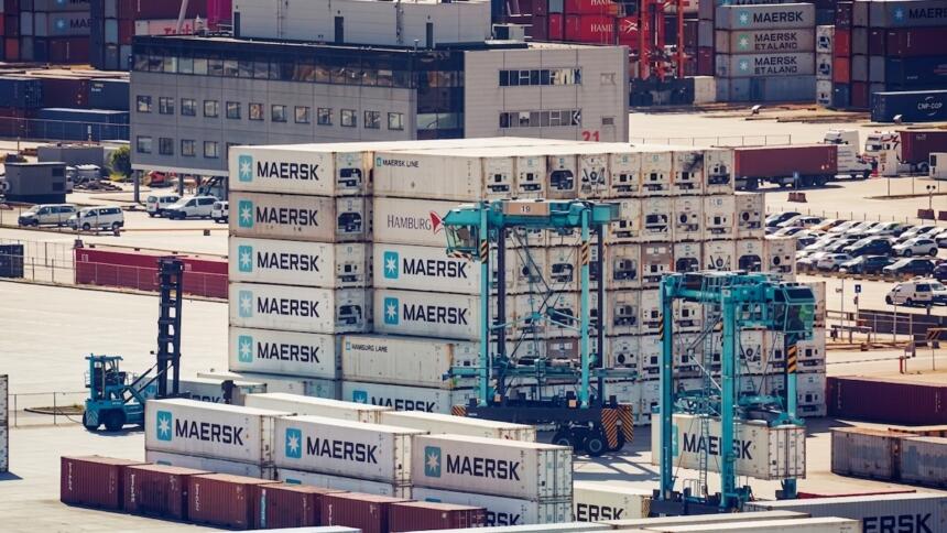 Empilements de conteneurs Maersk et cavaliers gerbeurs sur un terminal portuaire