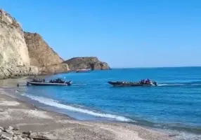 mage d'archive montrant l'arrivée de bateaux de migrants transportant des migrants vers des criques à Almería