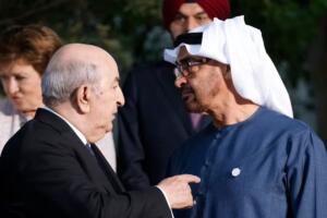 Abdelmadjid Tebboune et Mohamed Ben Zayed Al Nahyane en conversation rapprochée, photo d'archives illustrant la rupture des relations diplomatiques entre l'Algérie et les Émirats arabes unis.