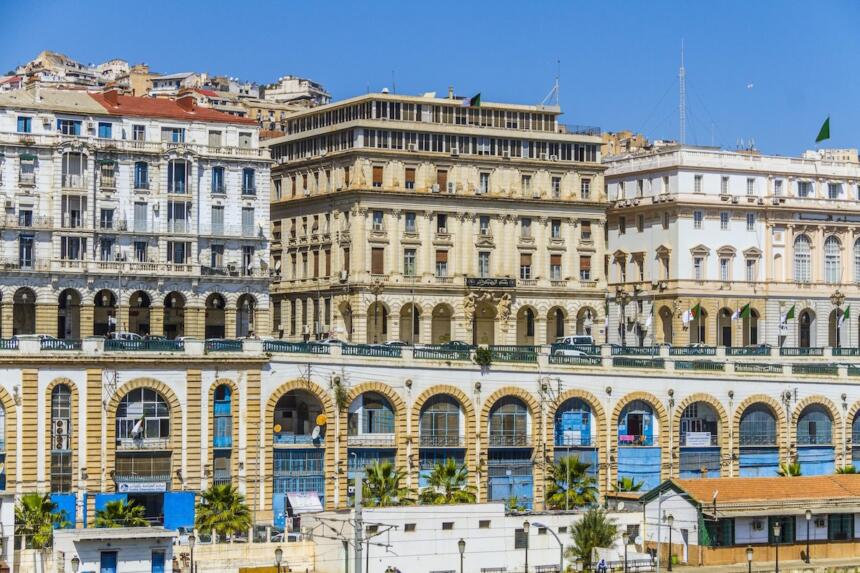 Immeubles du centre-ville d'Alger, façades et arcades du front de mer