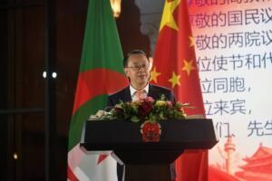 Dong Guangli, ambassadeur de Chine en Algérie, prononce un discours à un pupitre devant les drapeaux algérien et chinois, lors de la réception du 77e anniversaire de la fondation de la République populaire de Chine à Alger