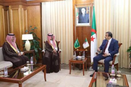 Mohamed Arkab reçoit Turki bin Saeed Al Amri, président exécutif d'Abunayyan Holding, à Alger