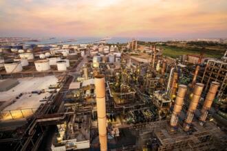 Vue aérienne de la raffinerie d'Augusta en Sicile, terminaux pétroliers de Sonatrach