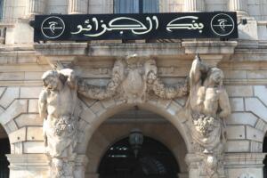 Façade ornée du siège de la Banque d'Algérie, enseigne en arabe au-dessus d'une arche sculptée