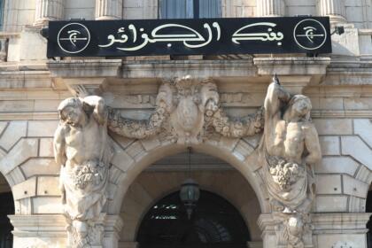 Façade ornée du siège de la Banque d'Algérie, enseigne en arabe au-dessus d'une arche sculptée