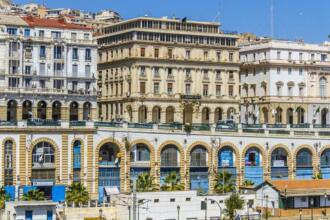 Façades du front de mer d'Alger avec des bâtiments d'architecture coloniale