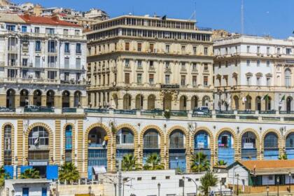 Façades du front de mer d'Alger avec des bâtiments d'architecture coloniale