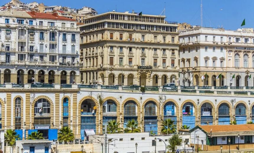 Façades du front de mer d'Alger avec des bâtiments d'architecture coloniale