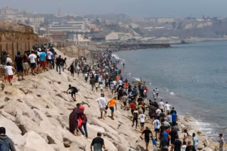 Ceuta. Un flux de personnes pénètre dans l'enclave espagnole de Ceuta, le 30 juillet