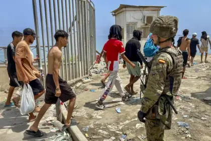 Ceuta, des jeunes marocains quittent l'enclave sous le regard d'un soldat espagnol (dr)