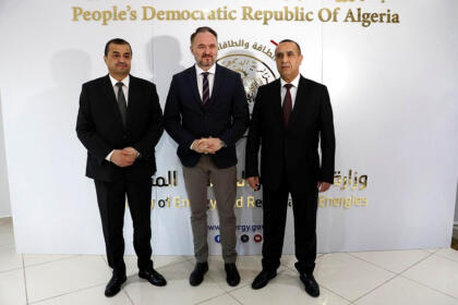 Dan Jørgensen, commissaire européen à l'Énergie, entre les ministres algériens Mohamed Arkab et Mourad Adjal au ministère de l'Énergie et des Énergies renouvelables à Alger, en février 2026