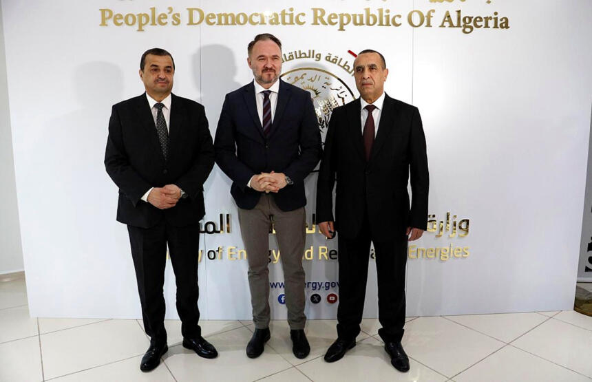 Dan Jørgensen, commissaire européen à l'Énergie, entre les ministres algériens Mohamed Arkab et Mourad Adjal au ministère de l'Énergie et des Énergies renouvelables à Alger, en février 2026