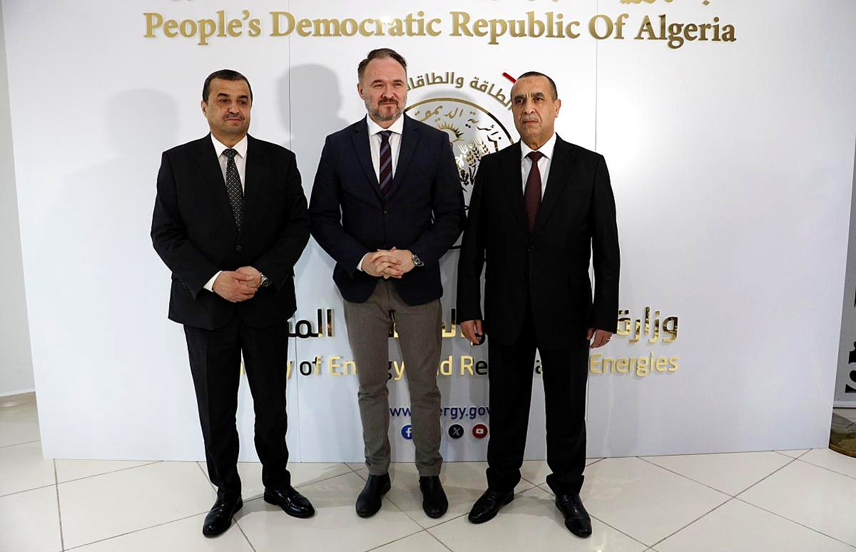 Dan Jørgensen, commissaire européen à l'Énergie, entre les ministres algériens Mohamed Arkab et Mourad Adjal au ministère de l'Énergie et des Énergies renouvelables à Alger, en février 2026