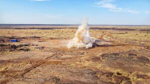 Nuage de poussière après un tir de mine sur le site du projet uranifère Dasa au Niger