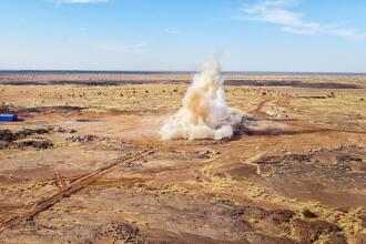 Nuage de poussière après un tir de mine sur le site du projet uranifère Dasa au Niger