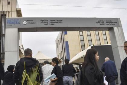 Des étudiants algériens devant le consulat de France à Alger.