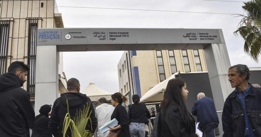Des étudiants algériens devant le consulat de France à Alger.