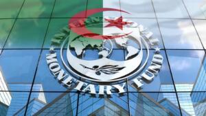 Logo du Fonds monétaire international sur une façade vitrée, surmonté en transparence du drapeau algérien.