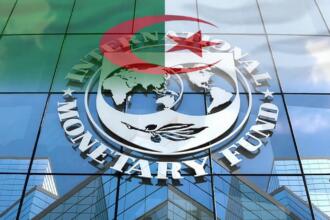 Logo du Fonds monétaire international sur une façade vitrée, surmonté en transparence du drapeau algérien.
